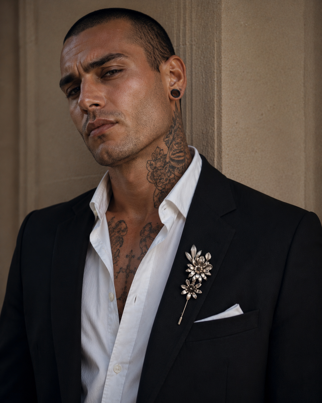 Boutonnière Dalia artesanal con flores metálicas en tono plata envejecida y cristales oscuros de La Novia Vintage.