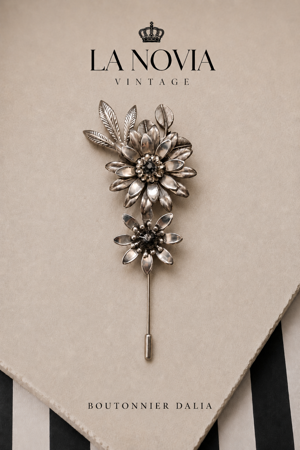 Boutonnière Dalia artesanal con flores metálicas en tono plata envejecida y cristales oscuros de La Novia Vintage