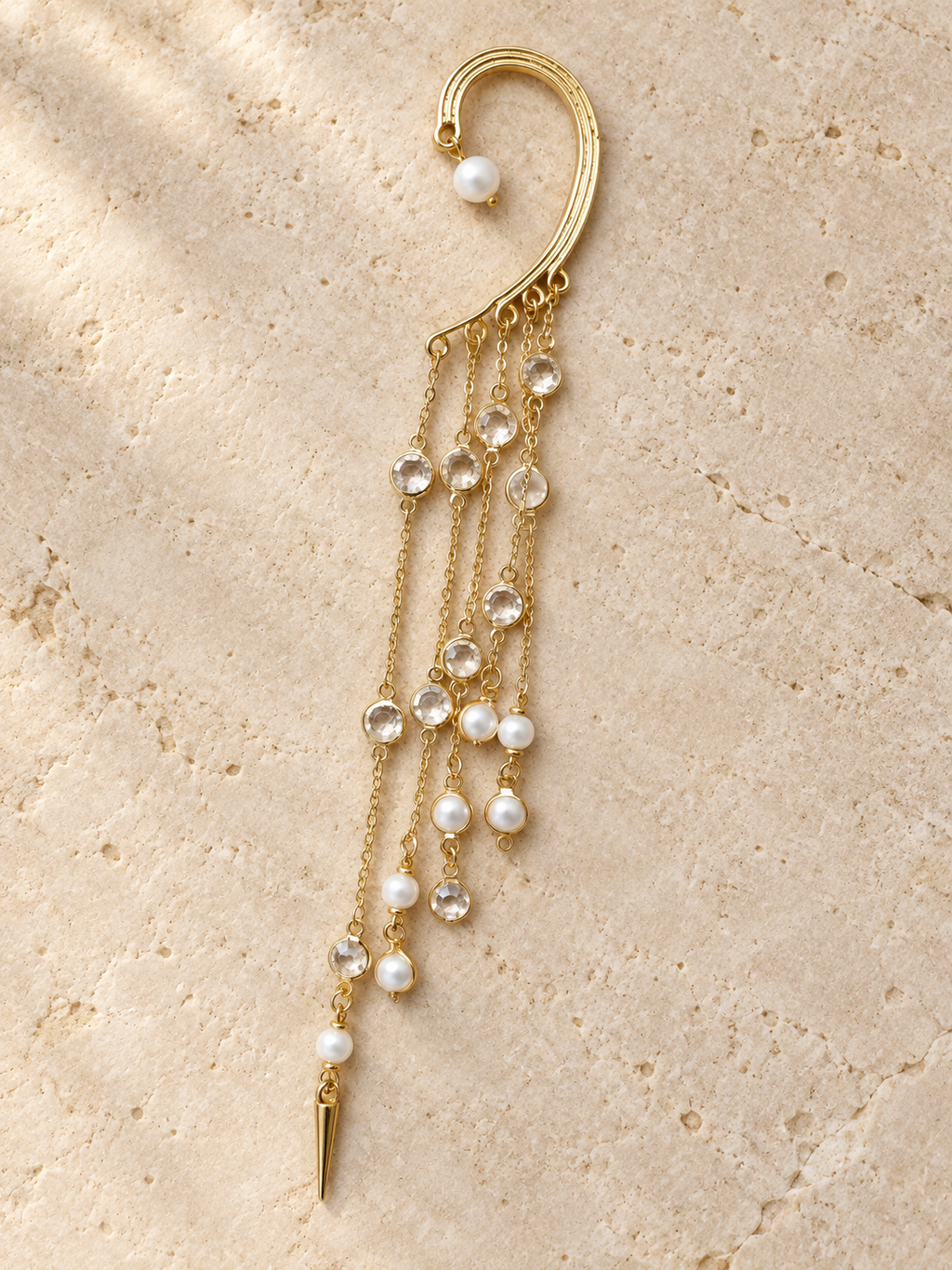 Earcuff Cascada bañado en oro de 18 quilates con cinco cadenas, cristales transparentes y perlas