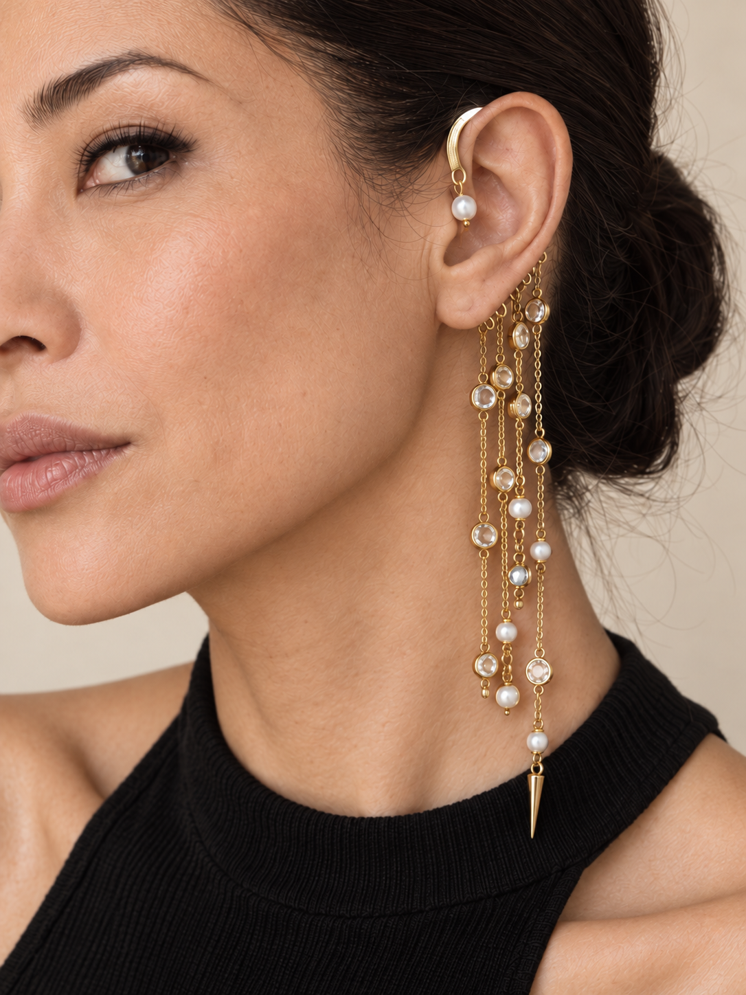 Earcuff Cascada bañado en oro de 18 quilates con cinco cadenas, cristales transparentes y perlas