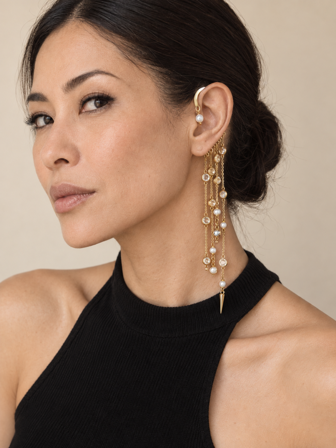 Earcuff Cascada bañado en oro de 18 quilates con cinco cadenas, cristales transparentes y perlas