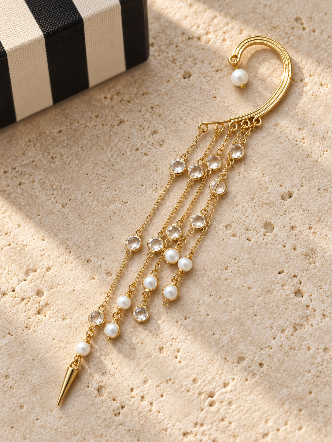 Earcuff Cascada bañado en oro de 18 quilates con cinco cadenas, cristales transparentes y perlas