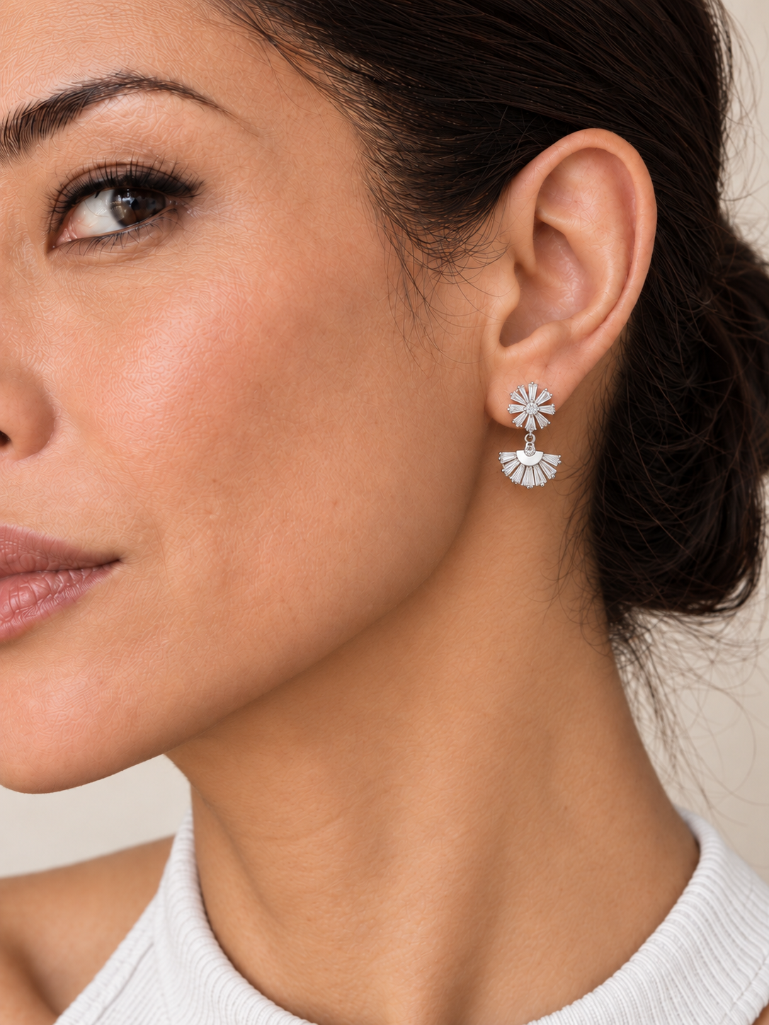 Pendientes Copo Silver bañados en plata puestos en modelo