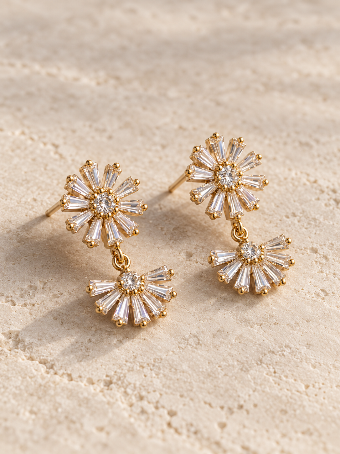 Pareja de Pendientes Copo Gold con cristales baguette y baño de oro de 18 quilates