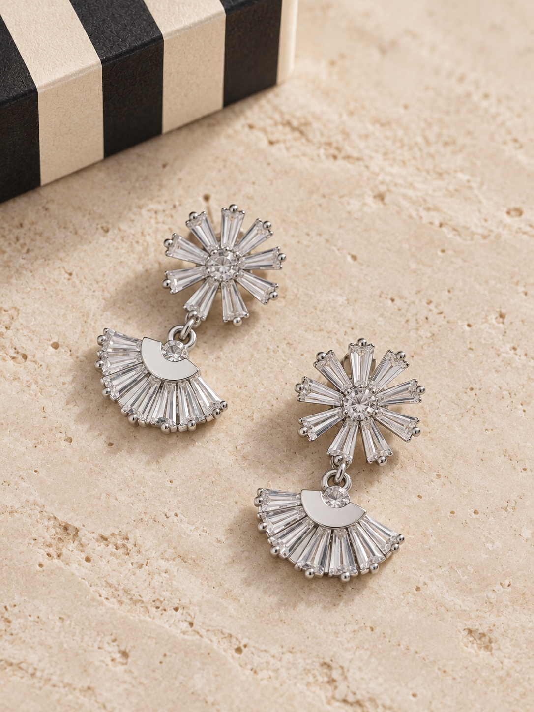Pareja de Pendientes Copo Silver bañados en plata con cristales transparentes en corte baguette